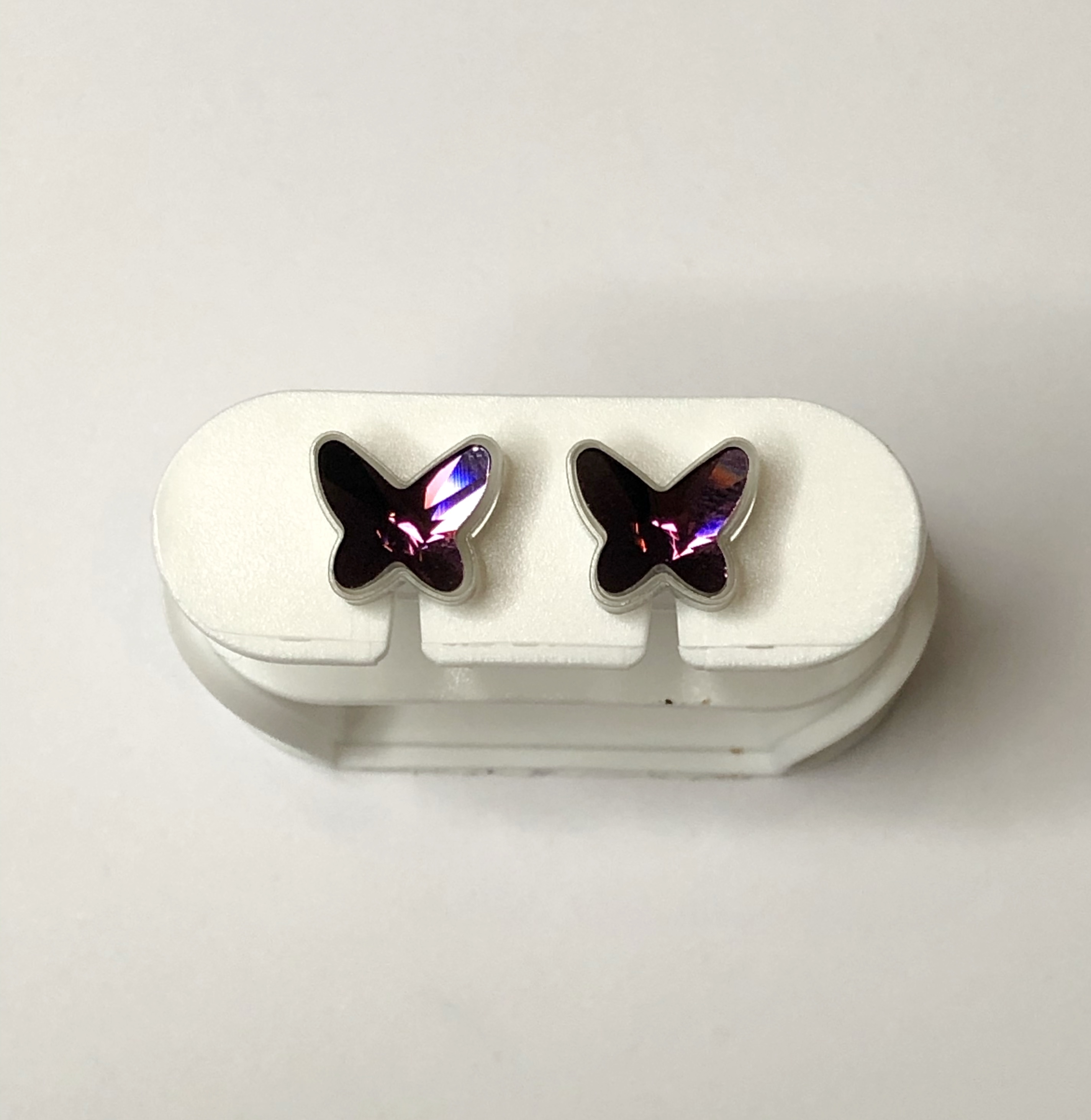 Náušnice lékařské motýlek větší tmavě fialovo- růžový kamínek